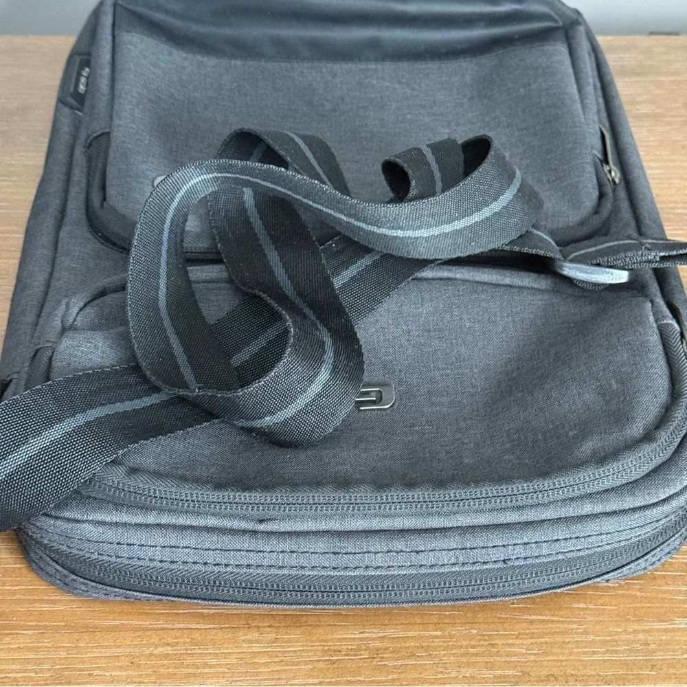 Solo New York Grey Ludlow Tablet Sling Crossbody Bag iPad Organizer